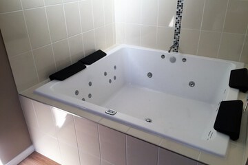 Jetted tub