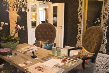 Check-in/check-out kiosk
