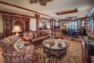 Lobby lounge