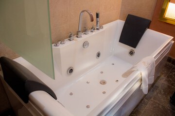 Jetted tub