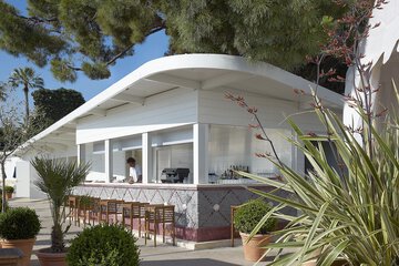 Poolside bar