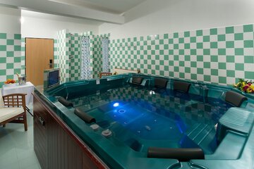 Indoor spa tub