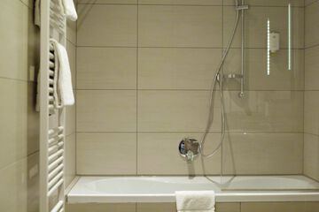 Deep soaking bathtub