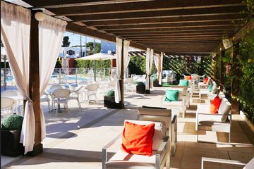 Poolside bar