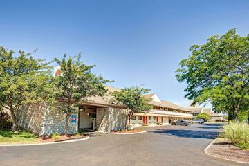 Days Inn & Suites by Wyndham Monroe