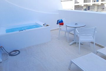 Private spa tub
