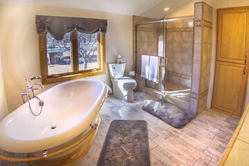 Deep soaking bathtub