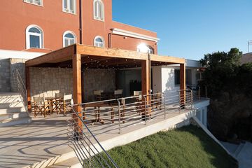 Poolside bar