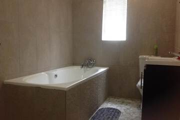 Deep soaking bathtub