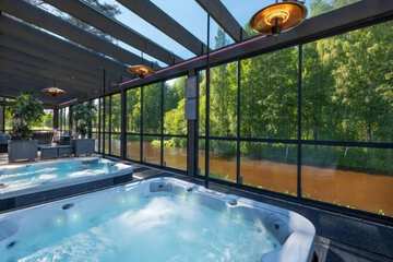 Indoor spa tub