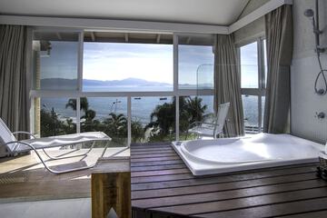 Deep soaking bathtub