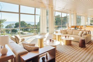 Lobby lounge