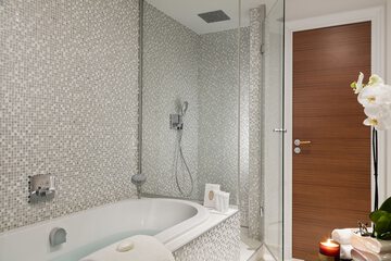 Deep soaking bathtub