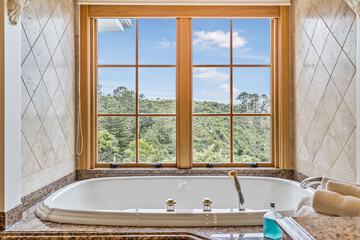 Deep soaking bathtub