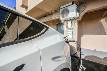 Electric vehicle charging station