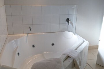 Deep soaking bathtub