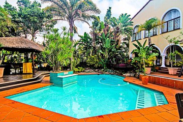 Indoor/outdoor pool