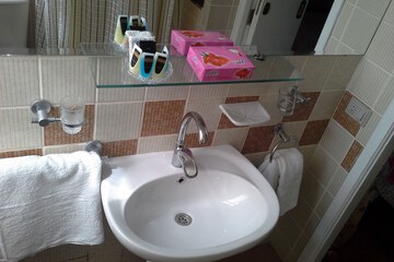 Bathroom sink