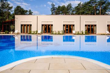 Indoor/outdoor pool
