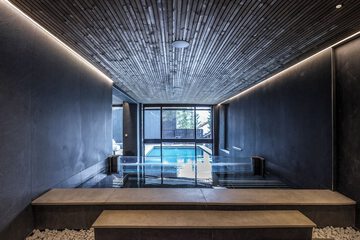 Indoor spa tub