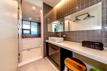 Bathroom sink