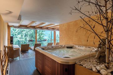 Indoor spa tub