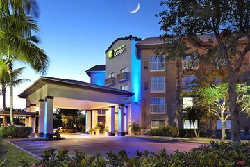 Holiday Inn Express & Suites Naples Downtown - 5th Avenue by IHG