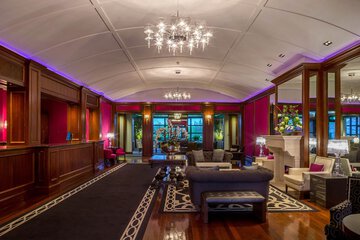 Lobby lounge