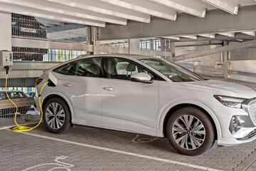 Electric vehicle charging station