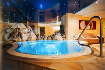 Indoor spa tub