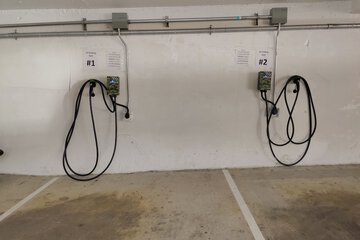 Electric vehicle charging station