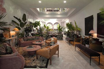 Lobby lounge