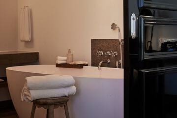 Deep soaking bathtub