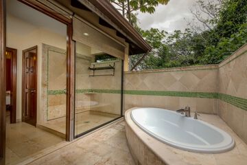 Deep soaking bathtub