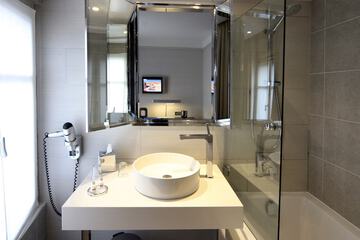 Bathroom sink
