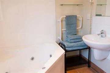 Deep soaking bathtub