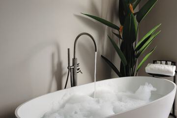 Deep soaking bathtub