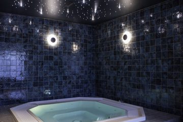 Indoor spa tub