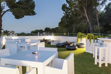 Poolside bar