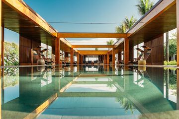 Indoor/outdoor pool