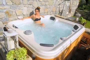 Outdoor spa tub