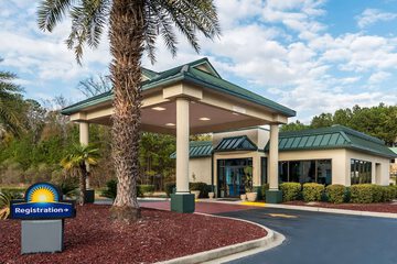 Days Inn by Wyndham Richmond Hill / Savannah
