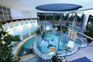Indoor/outdoor pool