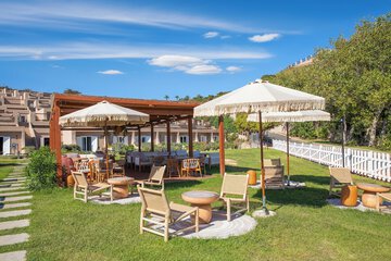 Poolside bar