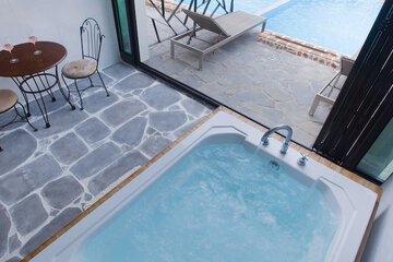 Private spa tub