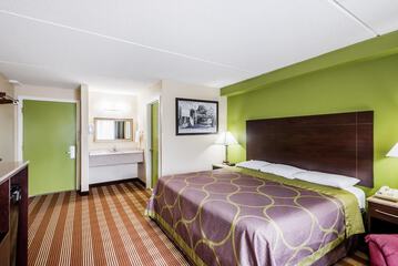 Room 8 of 32