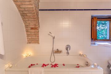 Deep soaking bathtub