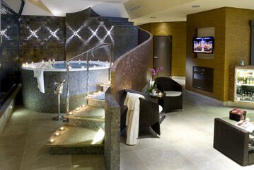 Indoor spa tub