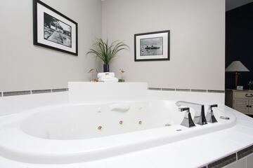 Jetted tub