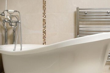 Deep soaking bathtub